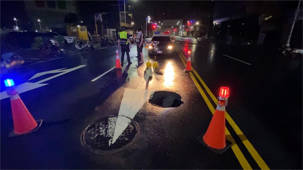 高雄大雨不斷馬路現坑洞　車輛爆胎駕駛嚇壞