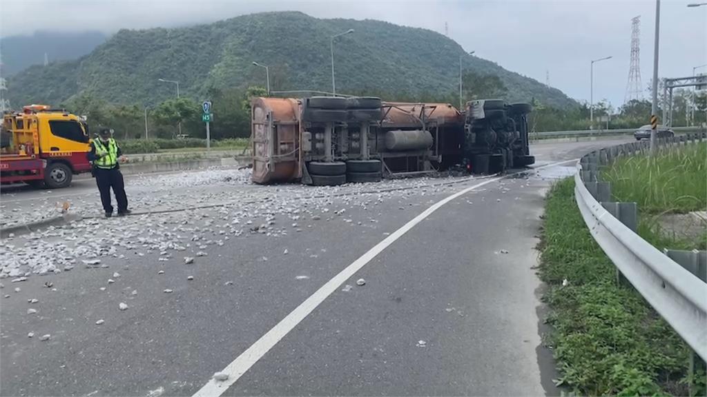 砂石車翻覆　駕駛衝安全島又折返回車落跑