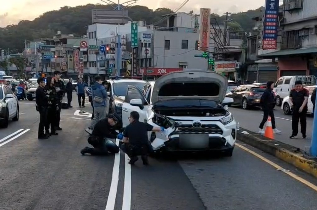 51歲女涉毒駕拒檢衝撞 警連開8槍擊破輪胎破窗逮人