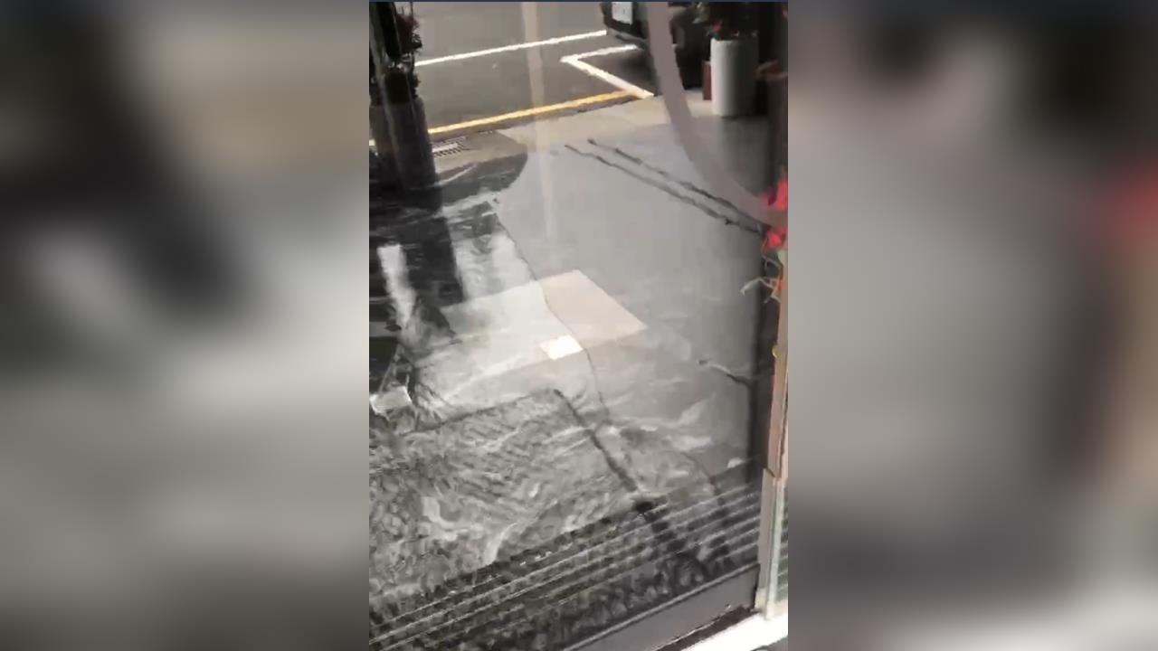 水管脫落!火鍋店慘淹成水樂園 業者自嘲:遇水則發