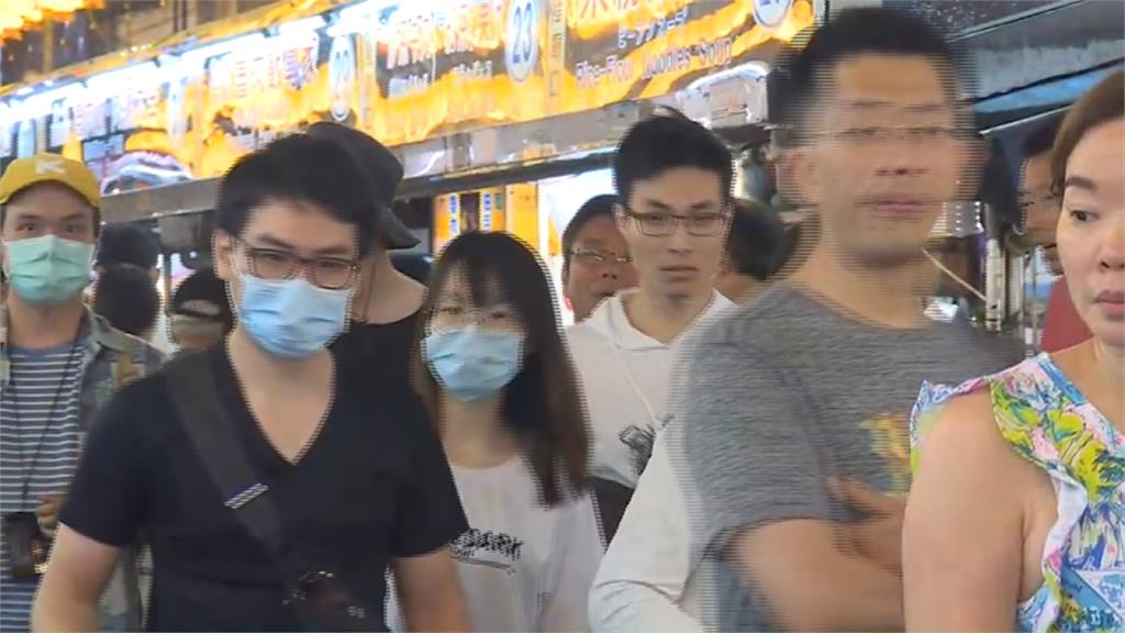 基隆廟口解除人潮管制 攤商仍放置隔板防疫