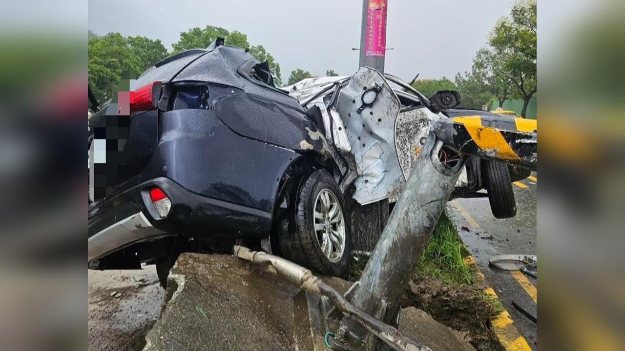 快新聞／疑天雨路滑！花蓮警車自撞分隔島燈桿　釀2警傷、1詐欺犯身亡