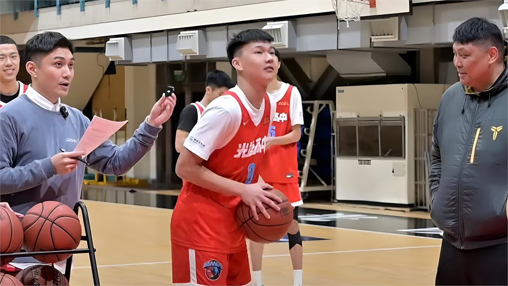 HBL(影)／八強賽倒數！光復男籃接招「校園阿雷U」　邊罰球邊解題笑料百出