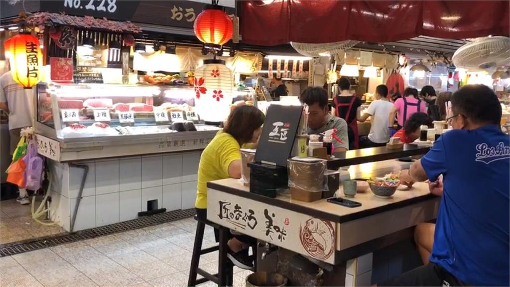 屏東第一鮪助攻？東港華僑海鮮市場湧人潮