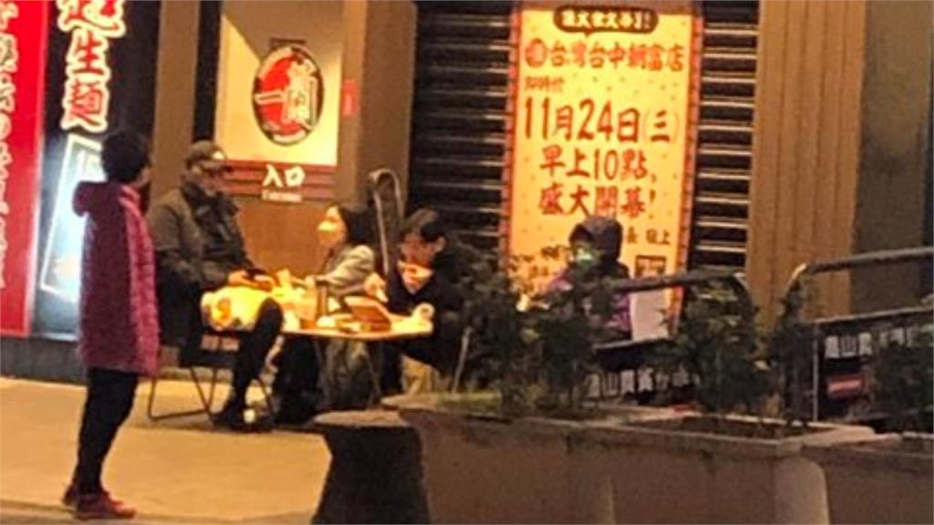 一蘭拉麵24日進駐台中　鐵粉提早2天「自備桌椅」寒風中排隊