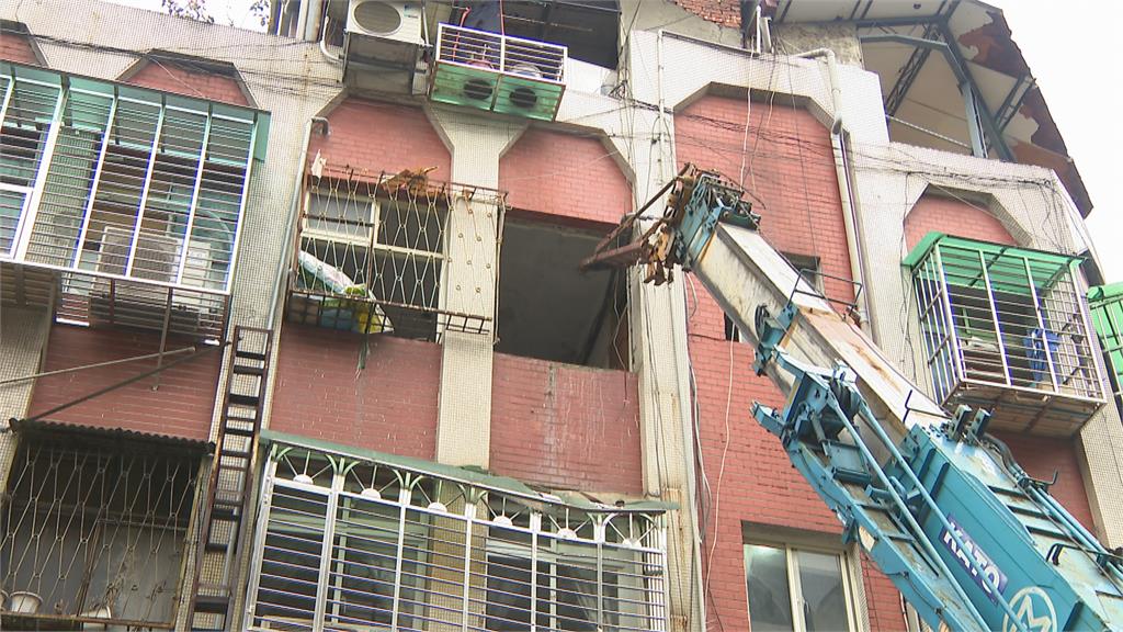 吊車纜繩斷裂磚塊砸頭　屋主從4樓墜落昏迷