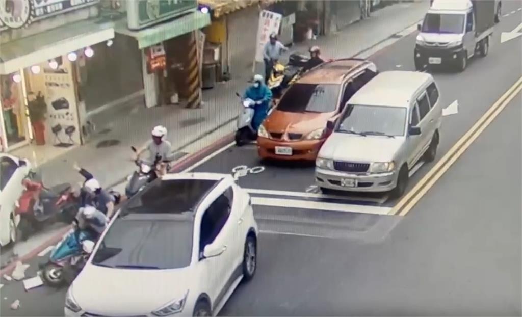 砰！38歲男下班無照開車回家暴衝　撞倒6機車釀6人受傷