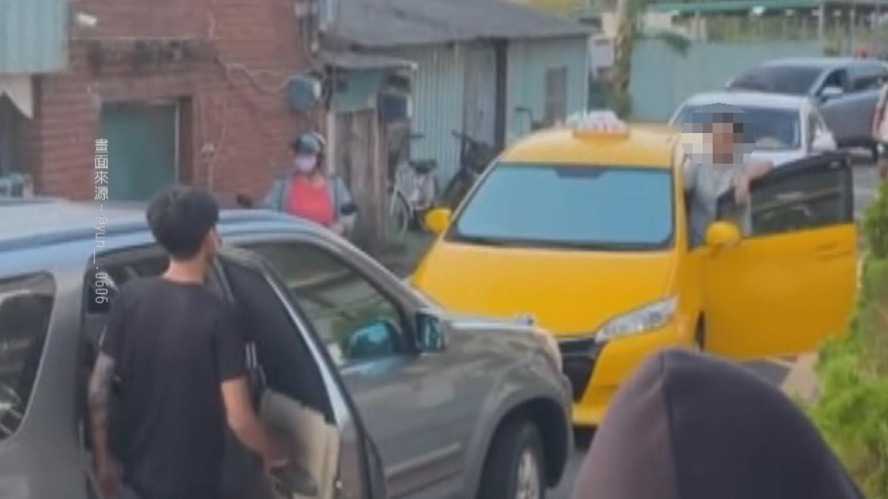 又見黑羊白羊! 高雄兩車僵持不讓"小巷塞爆"