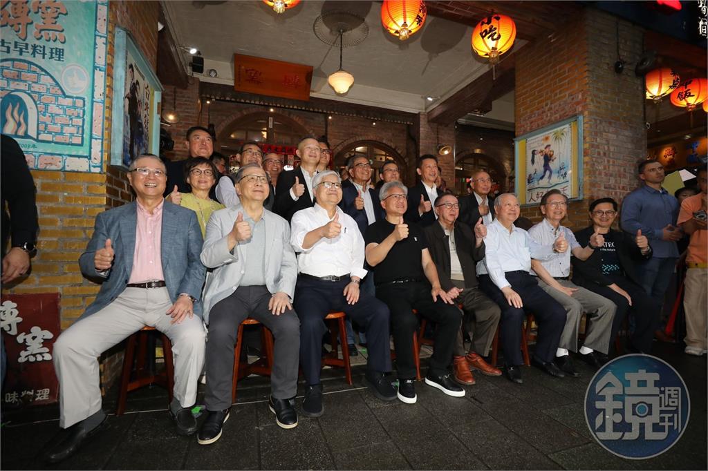 黃仁勳親民發飲料　宴請科技業老闆「兆元宴」經典照再現
