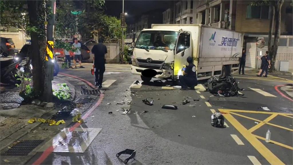 快新聞／新北五股暗夜「機車高速衝撞小貨車」！　19歲騎士傷重身亡