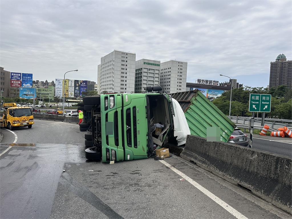 疑操作不當 貨櫃車國道入口側翻撞護欄
