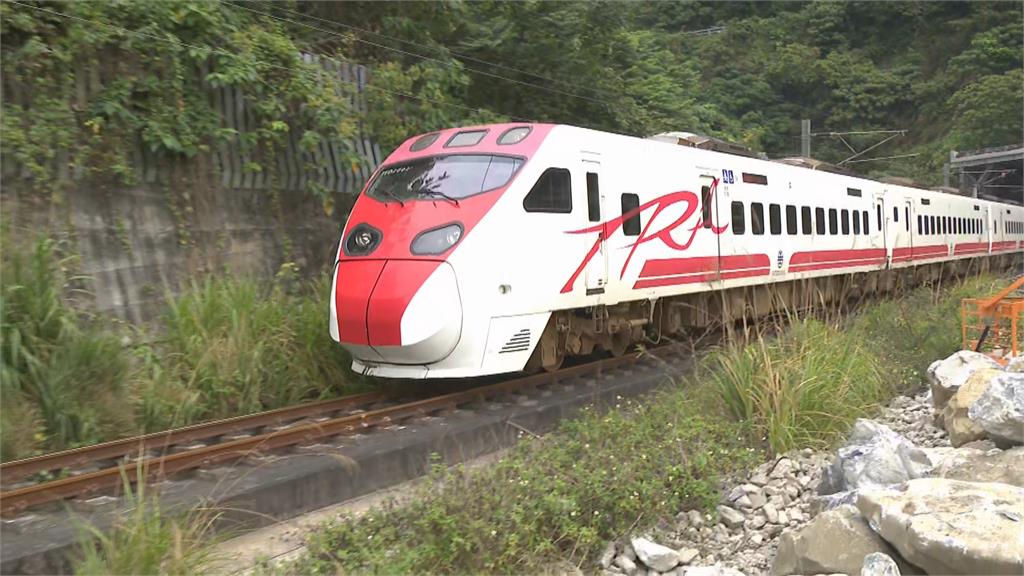 快新聞／頭七悼念罹難者、司機員 9:28台鐵列車經事故地點「長鳴一聲」致哀