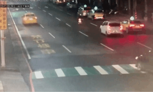 快新聞／驚悚一瞬間！歌手邱軍駕車撞倒運將　畫面曝光