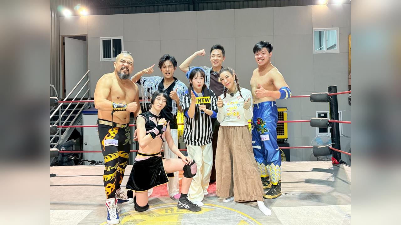 體驗摔角阿翔被「３６０度翻摔」、「駱駝固定技」！全場驚呼連連