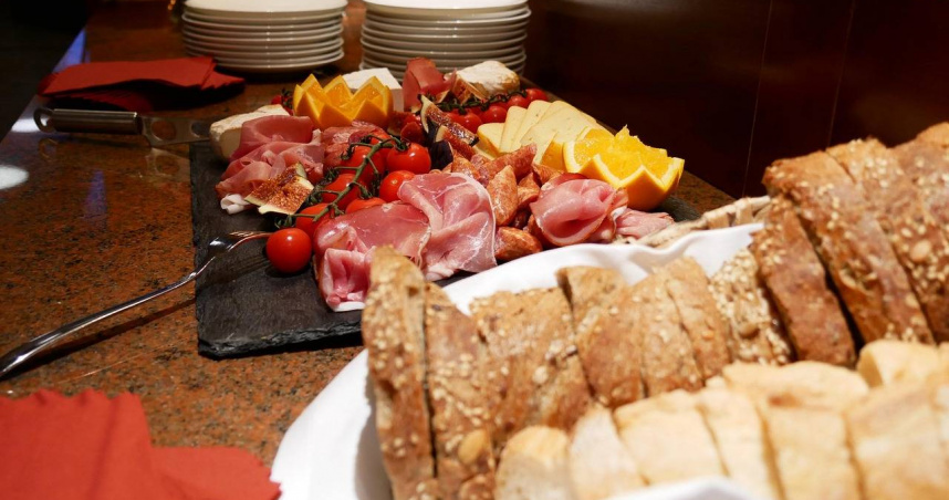 睡前太餓難入眠、太飽又長胖 醫師教你「少量清淡」的黃金原則