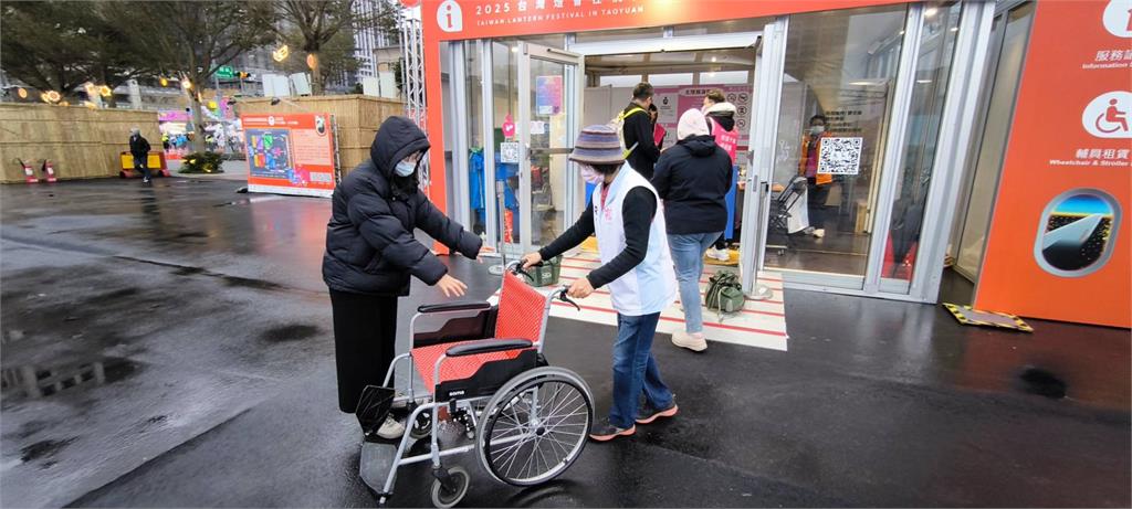 桃園退休教師擔任台灣燈會志工　盼照亮更多人