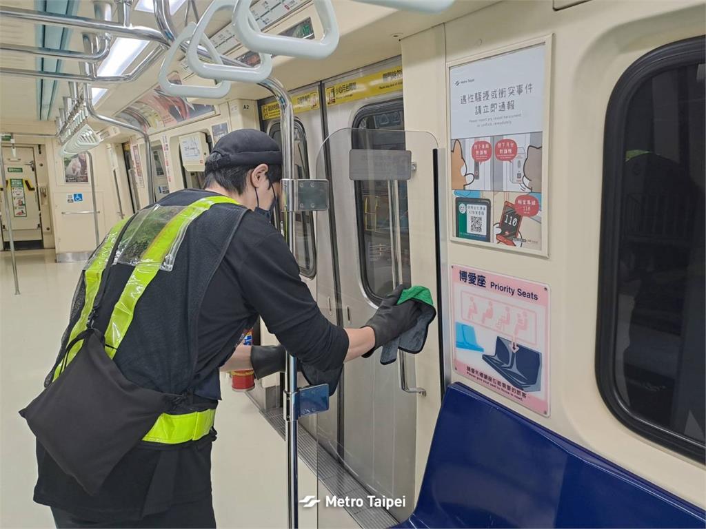 快新聞／外國人都稱讚！北捷曬「深夜背影照」揭車廂超乾淨內幕　網感動：台灣之光