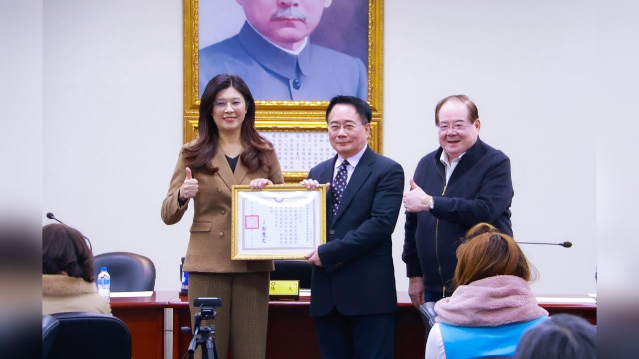 快新聞/稱帶勳入獄!蔡正元即將服刑 鄭麗文親頒獎章喊:永遠堅持對的事