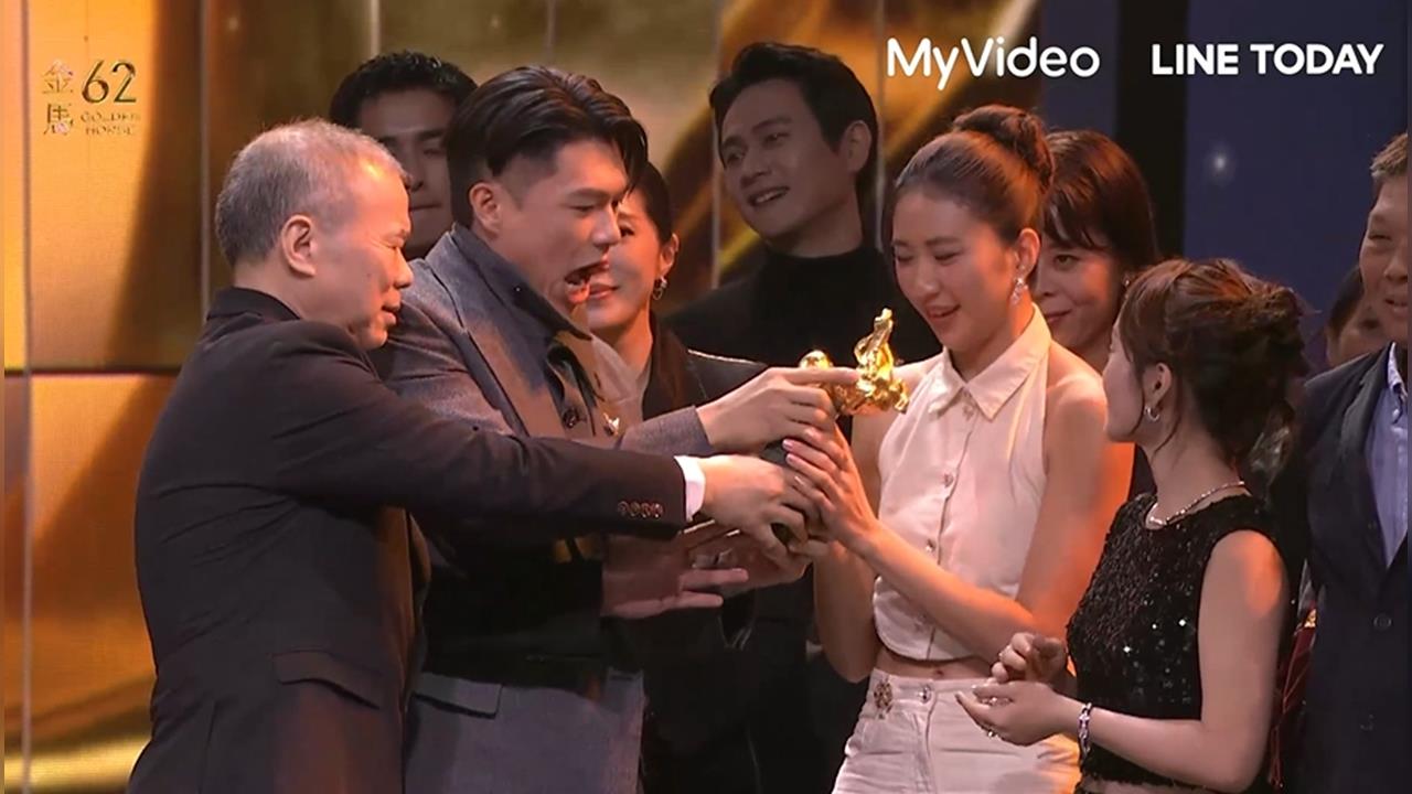 金馬62/《大濛》 抱回5獎成最大贏家!獲「最佳劇情片」相擁惹哭網