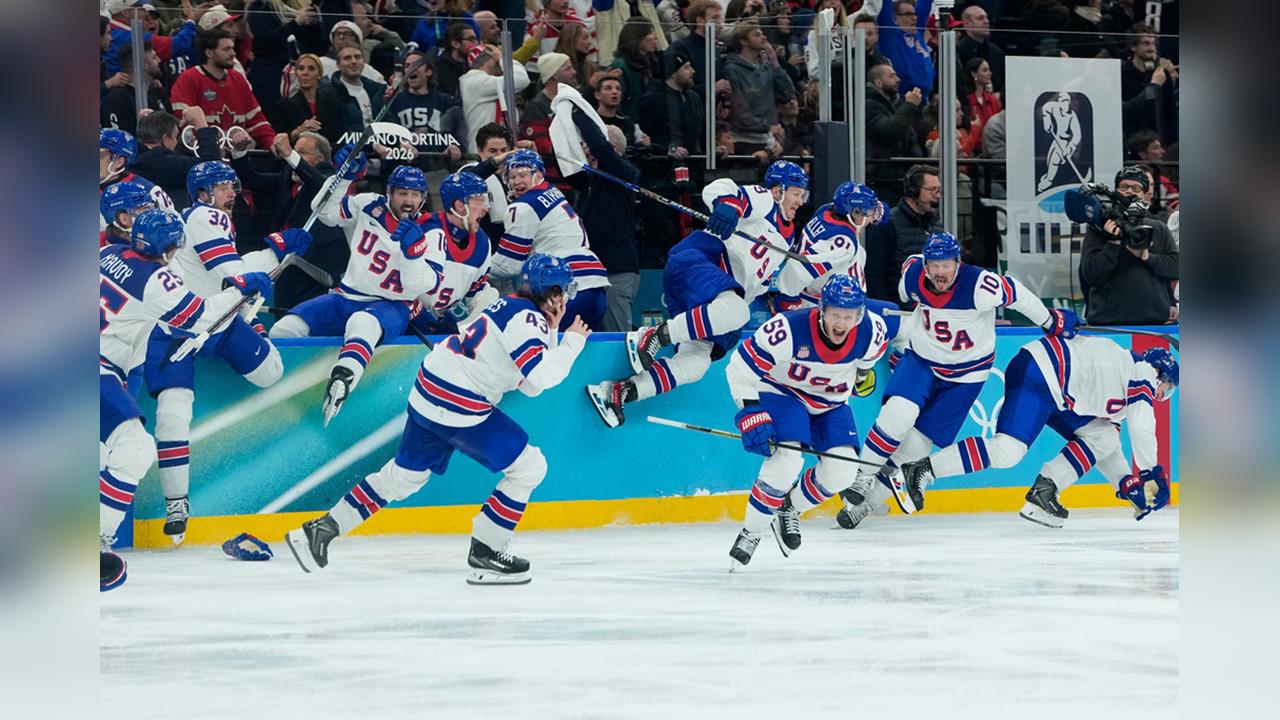 冬奧(影)／「冰上奇蹟」再現！美國男子冰球隊46年後再度奪金！暖心舉動讓人落淚