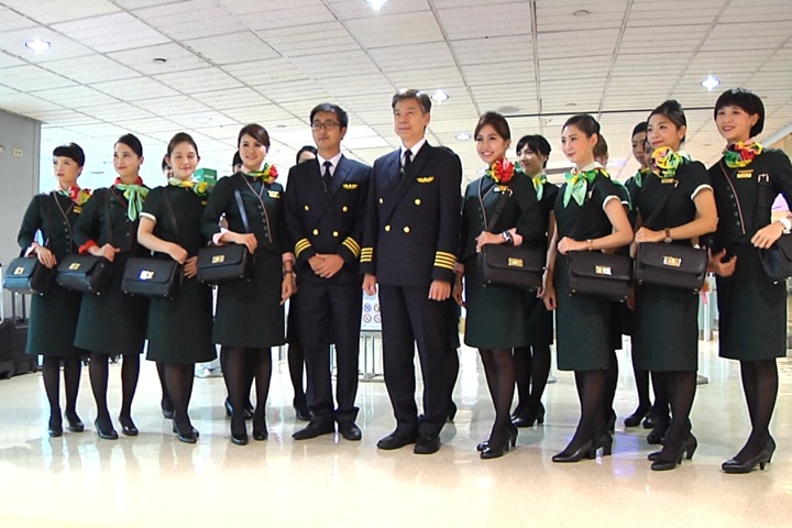 「碧璽綠」配絲巾！長榮第三代制服上線