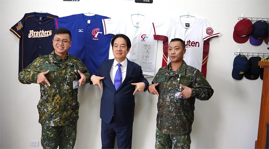 快新聞／馬文君稱賴清德拉國軍比「Taiwan」手勢　總統府還原駁：應國軍邀請
