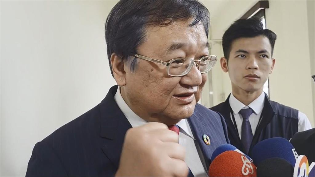 快新聞/確定卸任衛福部長 邱泰源現身握拳喊:工作忙碌還沒打包