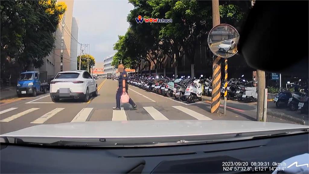 保時捷遇警察過馬路不禮讓？行人真實身分曝