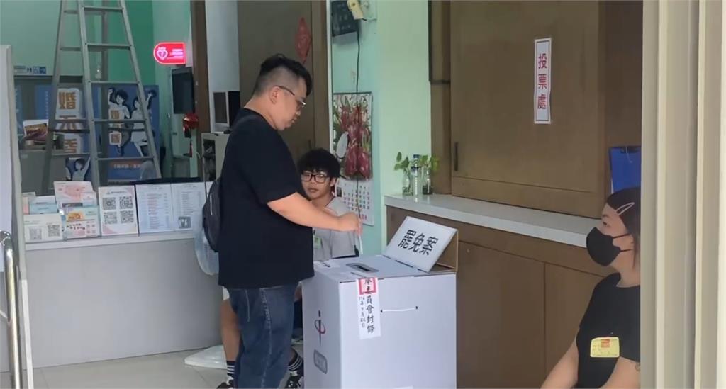 中六選區罷免領銜人抱病投票！　藍委羅廷瑋忘帶幸運小物