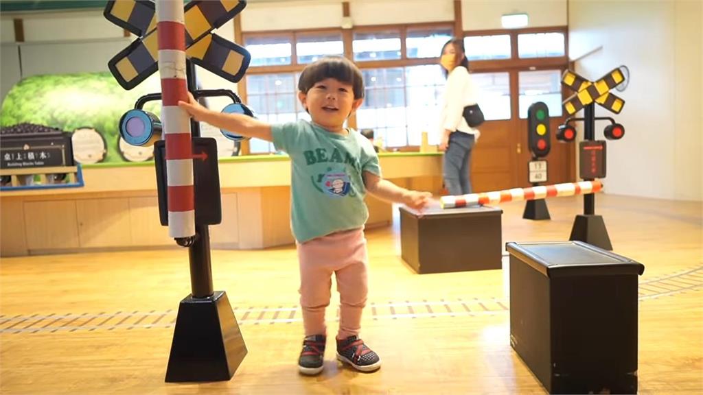 2歲台日混血兒逛寶島鐵道博物館　裝火車柵欄「放行老爸」萌翻網友