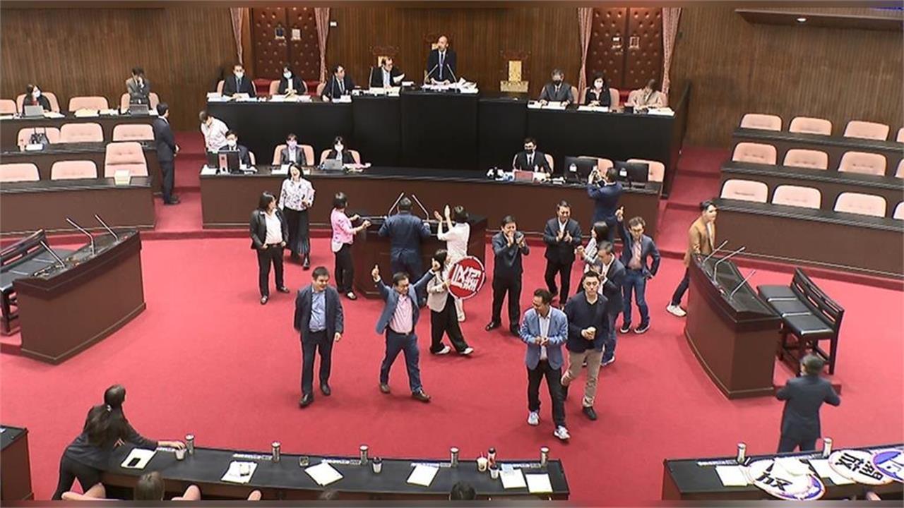 快新聞/科法所教授羅承宗嗆藍白「成課堂笑話」:翁曉玲砍什麼薪水!