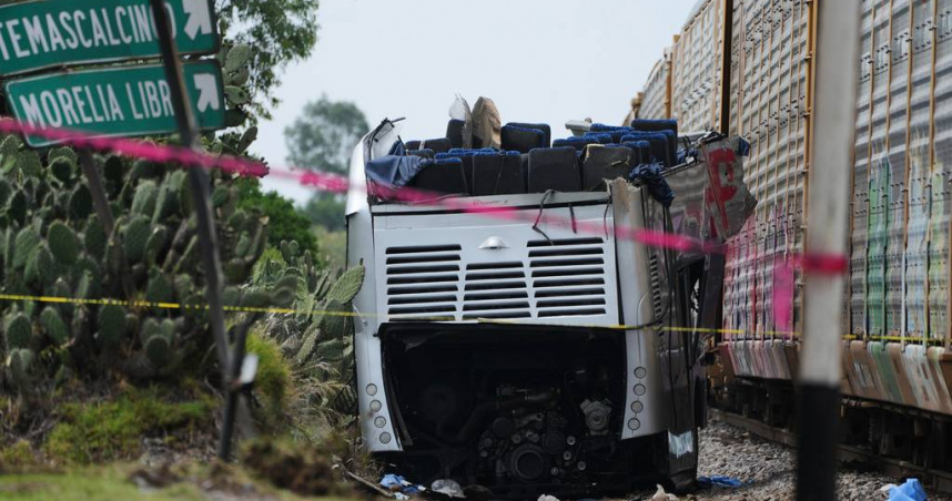 墨西哥雙層巴士遭火車猛撞10人死亡　駭人畫面曝光
