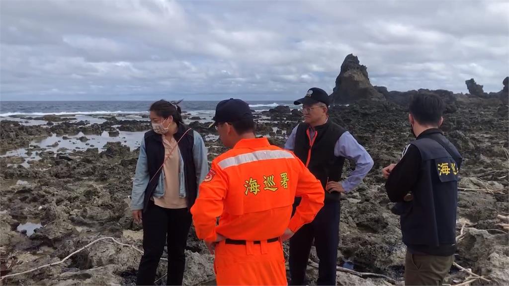 綠島礁岩滿布黑色油污　賴坤成承諾清潔並追蹤索賠問題！鄉長盼揪出元凶