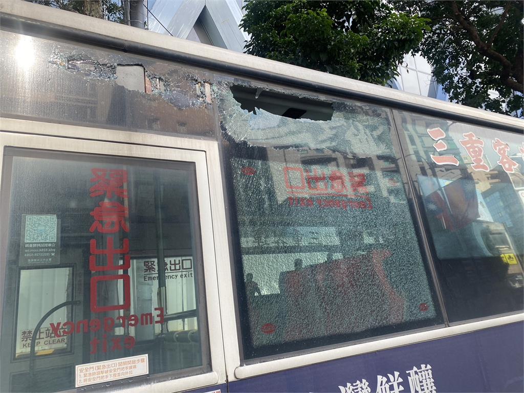 北市驚傳吊臂插進公車　窗戶玻璃碎裂乘客嚇壞