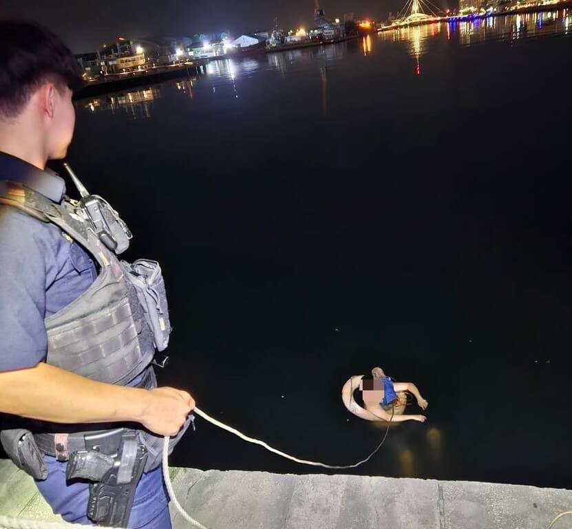 愛犬碼頭邊落水高雄男急跳抱狗險溺水　警消拉上岸