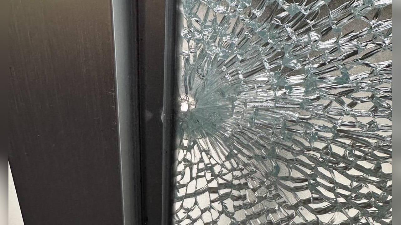 快新聞／屏東潮州便利商店遭開槍　玻璃裂成「蜘蛛網狀」嫌犯在逃