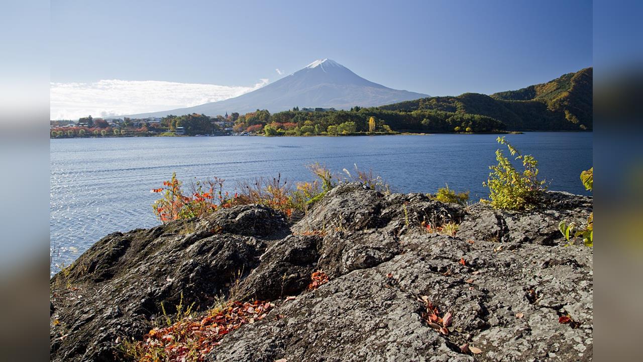 河口湖又出事！　中國網紅留守岩「噴除草劑」遭炎上