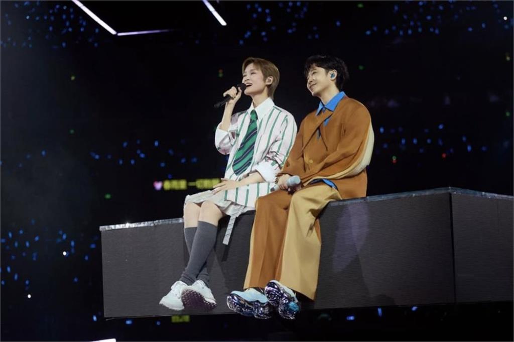 吳青峰當眾喊「你是我的真愛」　以她名字寫歌　同台擁抱淚崩