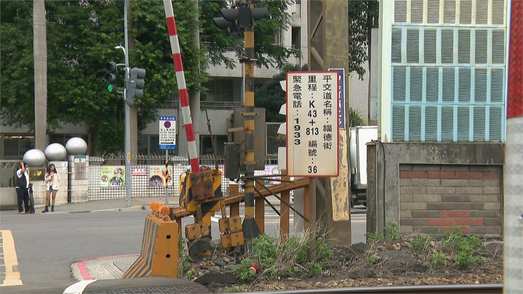 警鈴響起柵欄放下火車快來　拖板車卡鐵軌動彈不得