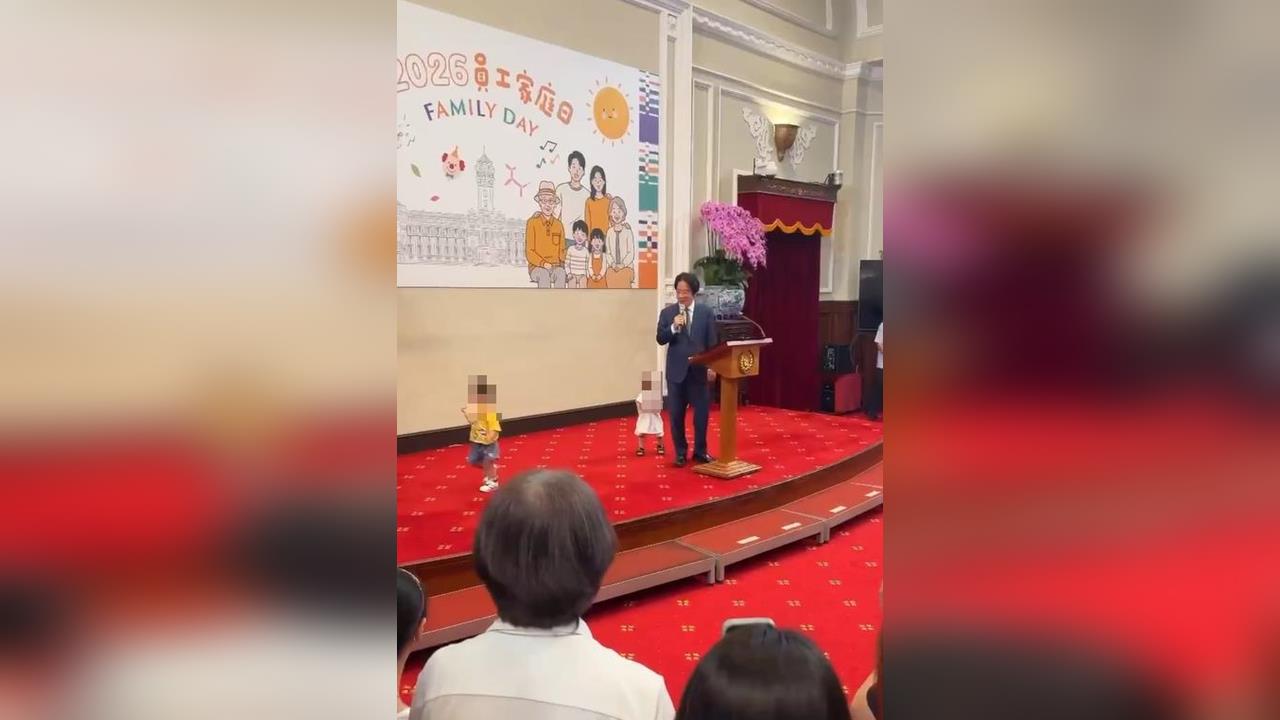 快新聞／逗趣插曲！賴清德致詞「幼童跑上台」　笑稱：卸任再交棒給你