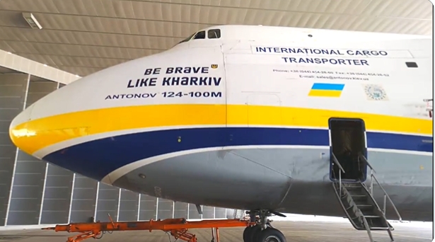 烏克蘭貨運機戰火下執飛！機身寫「像哈爾科夫一樣勇敢」傳遞抗俄精神