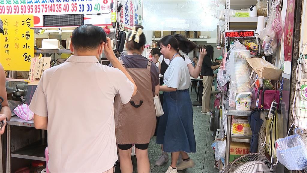 北市水餃店掛「大罷免大成功」電子看板　民眾瘋朝聖喊加油