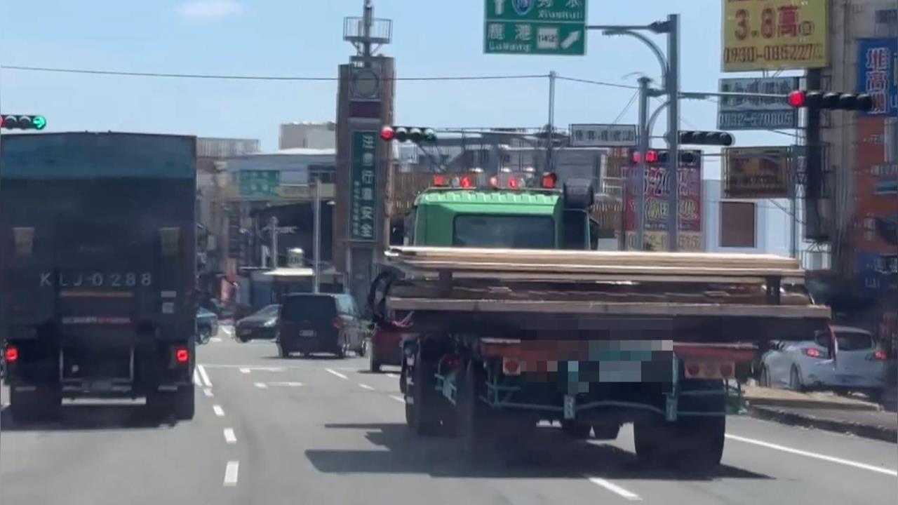 太離譜！拖板車載超寬木製模具　橫跨2車道最高罰1.8萬