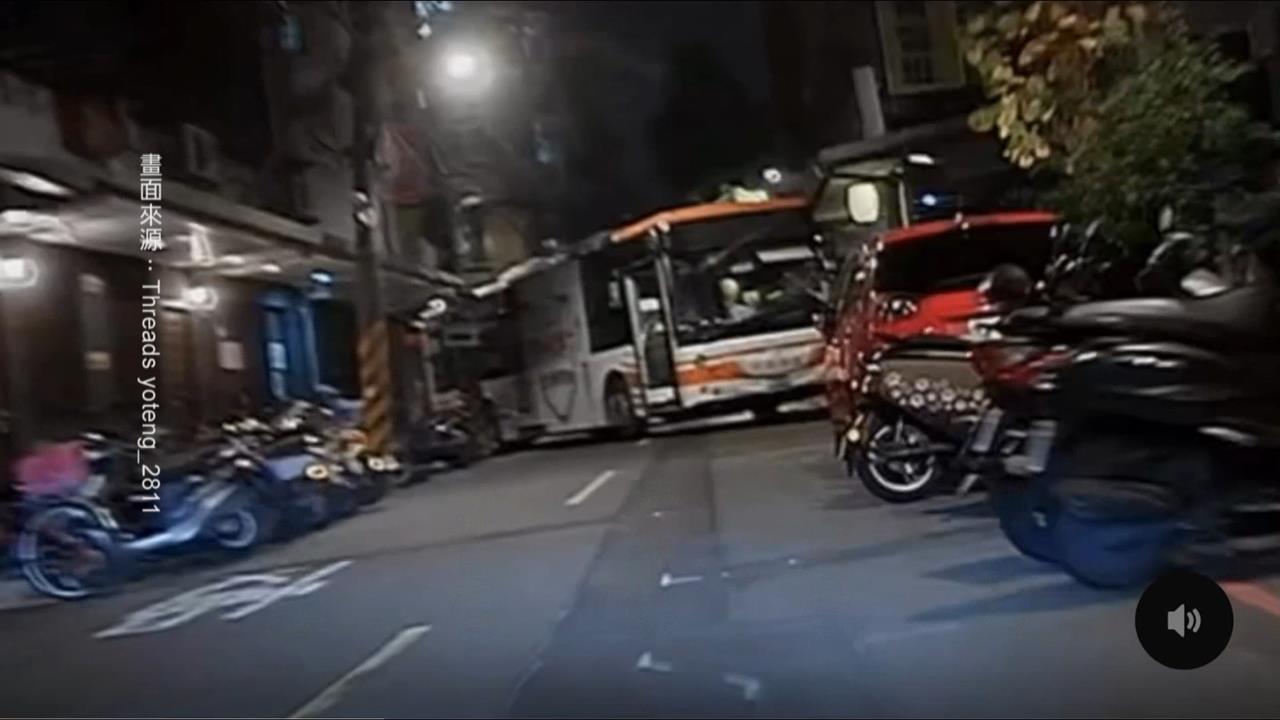 公車怎會停在巷弄！　　公車開錯路過彎卡巷道