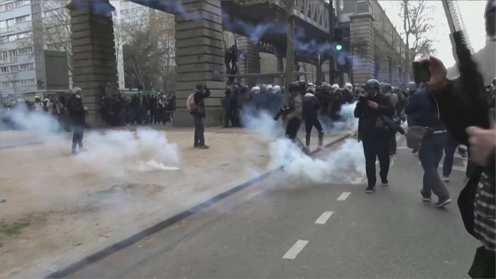 巴黎反年改再爆衝突　估全國200萬人上街