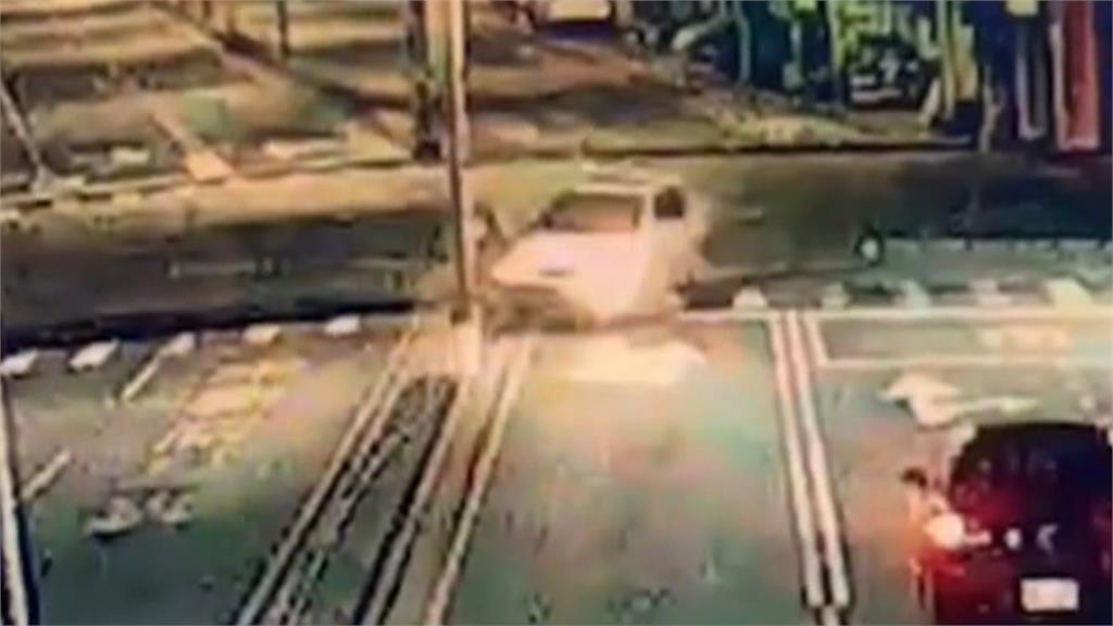 台南清晨汽車自撞分隔島 肇事駕駛酒測超標竟還是警察