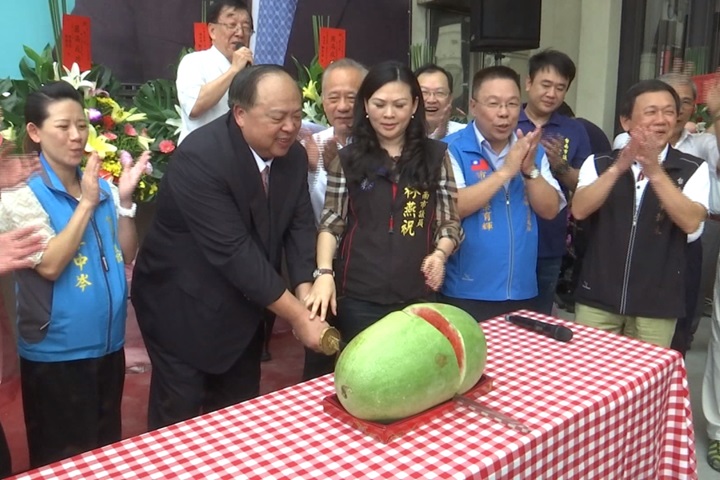 搶當賴神接班人  前警察局長陳子敬切西瓜參戰