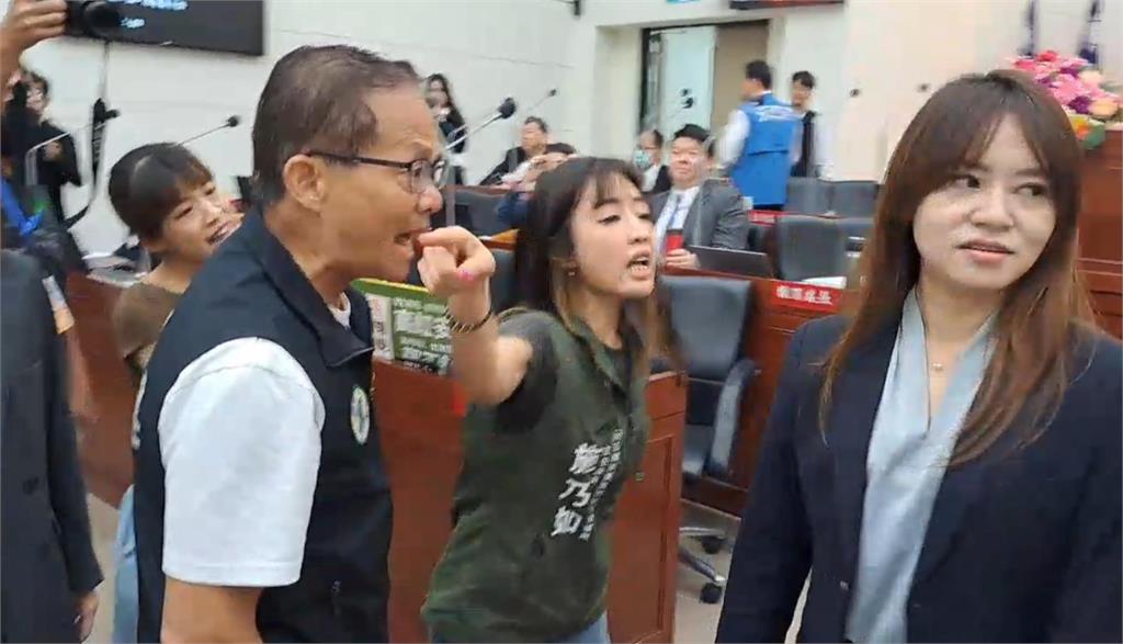 快新聞／為罷免看板起爭執！施淑婷罵議員流氓　新竹綠黨團回嗆小偷強盜