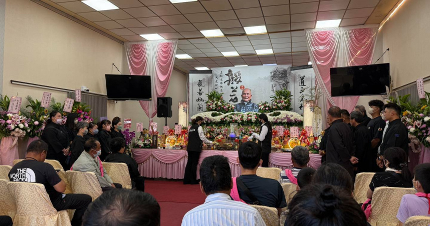 洪災先拉身障兒跑!自責來不及救出百歲父 女兒靈堂痛哭:回家會怕