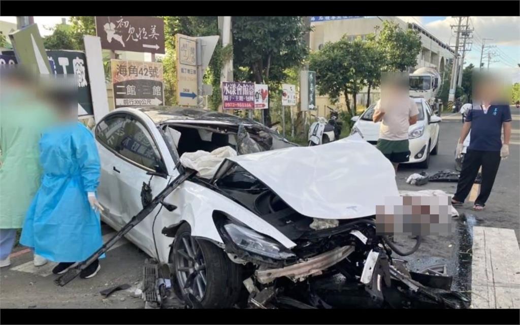 屏東恆春特斯拉失控!撞水泥車再波及機車 釀1死7傷畫面曝光